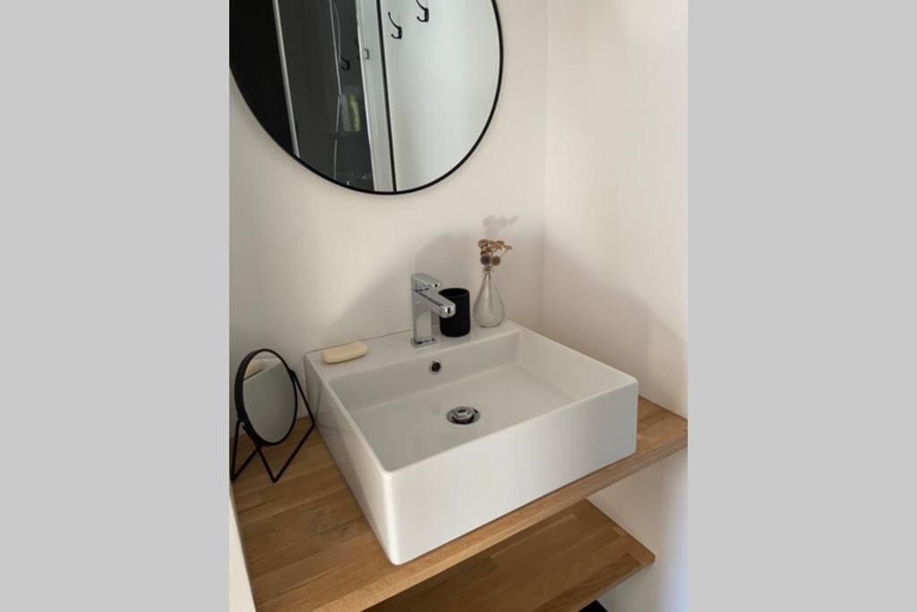 Le Clos Du Mesnil, Logement Totalement Independant Le Tourne Exterior foto